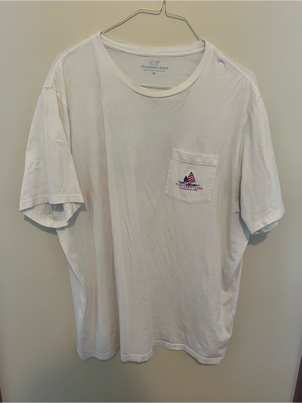 Vineyard Vines Men’s White Pocket T-Shirt with Embroidered Sail
